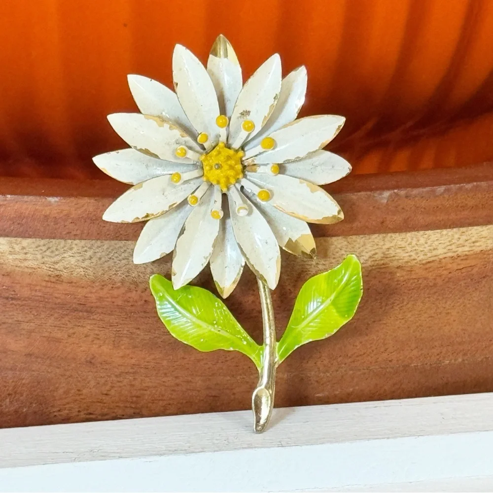 1960s White Enamel Gold Toe Metal Floral Brooch Vintage